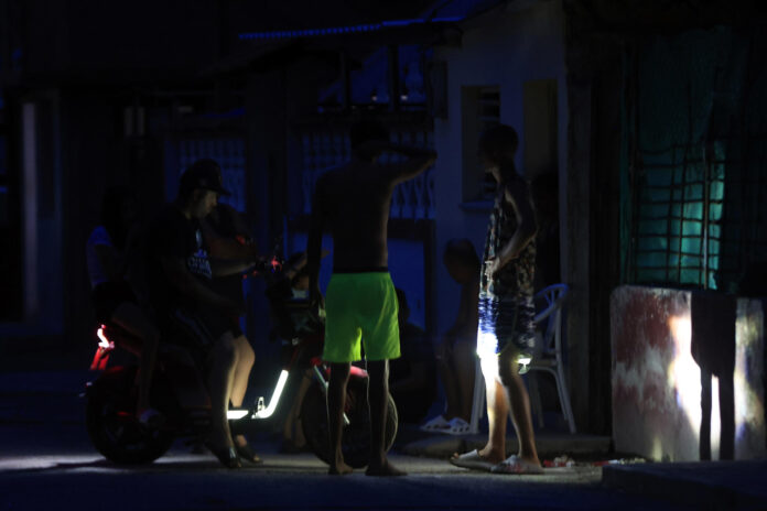 Fotografía del 25 de mayo de 2026 que muestra a personas conversando en una calle oscura en La Habana (Cuba). EFE/ Ernesto Mastrascusa
