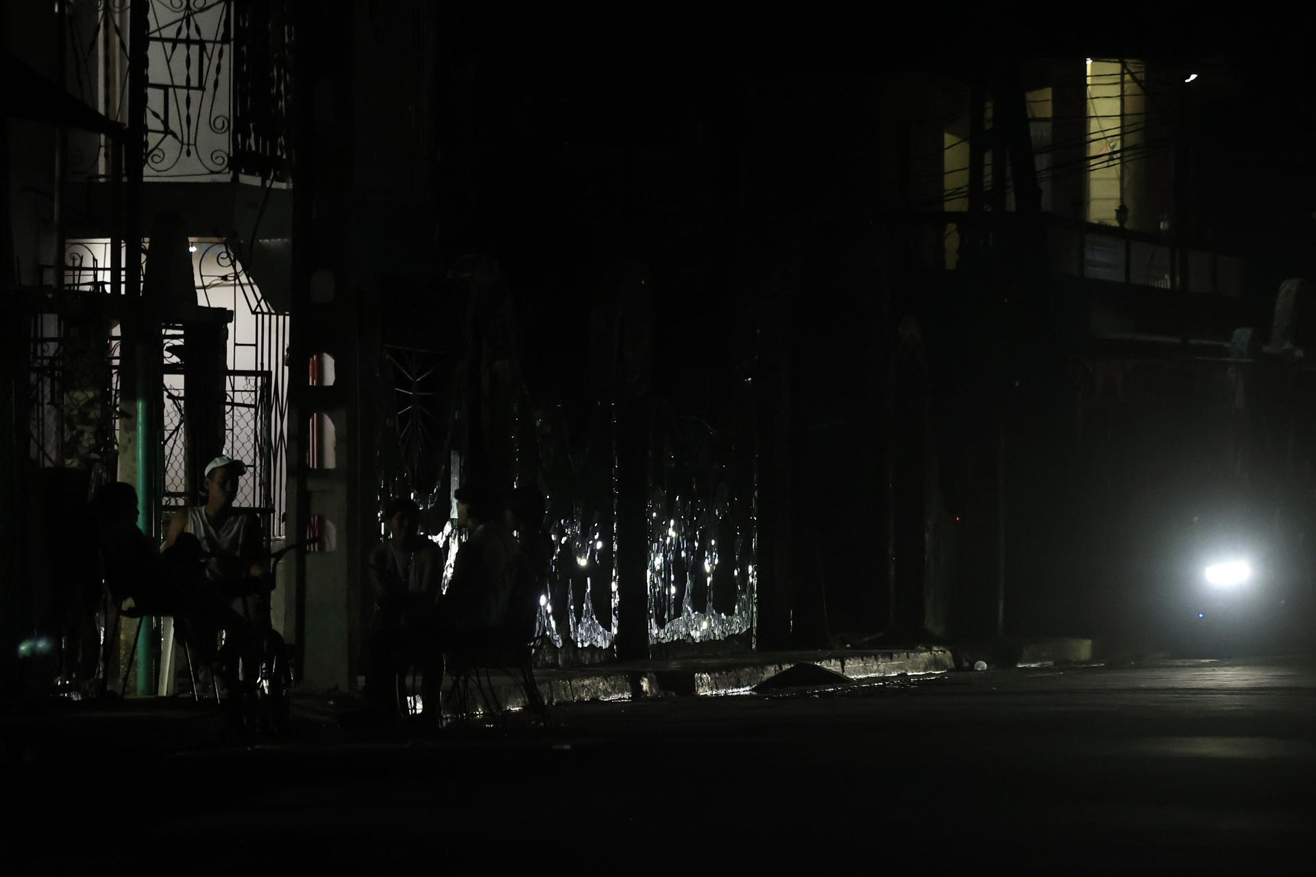 Fotografía del 25 de mayo de 2026 que muestra a personas conversando en una calle oscura en La Habana (Cuba). EFE/ Ernesto Mastrascusa