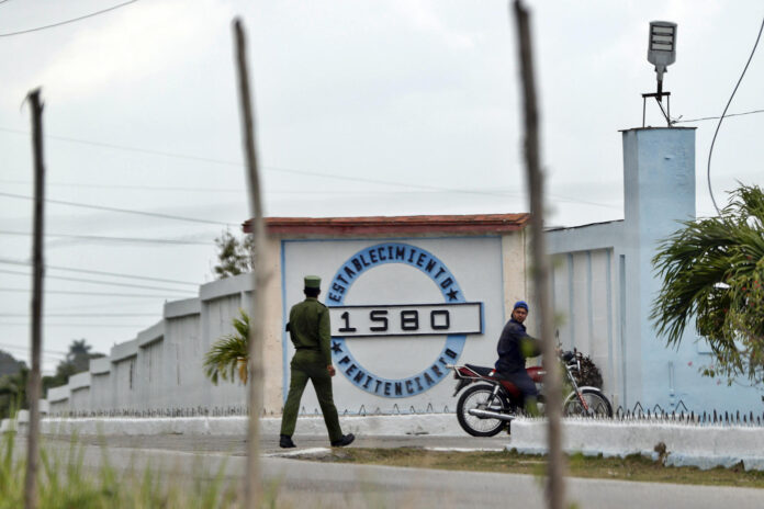 Los derechos humanos, y especialmente la situación de los presos políticos, debe tener un papel central en las conversaciones entre EE.UU. y Cuba, una isla donde se violan sistemáticamente libertades básicas, coinciden en señalar a EFE las principales ONG que estudian el país. Fotografía de archivo. EFE/ Ernesto Mastrascusa
