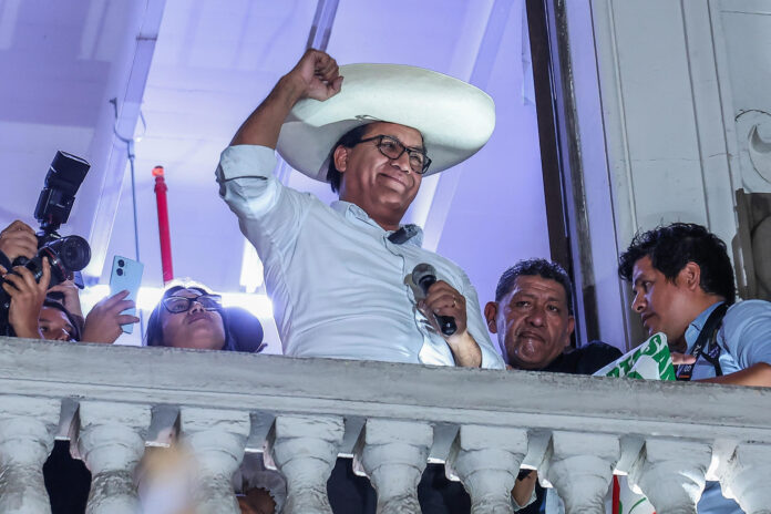 Foto del candidato a la Presidencia de Perú Roberto Sánchez el domingo, 7 de junio de 2026, en Lima (Perú). EFE/ Aldair Mejía
