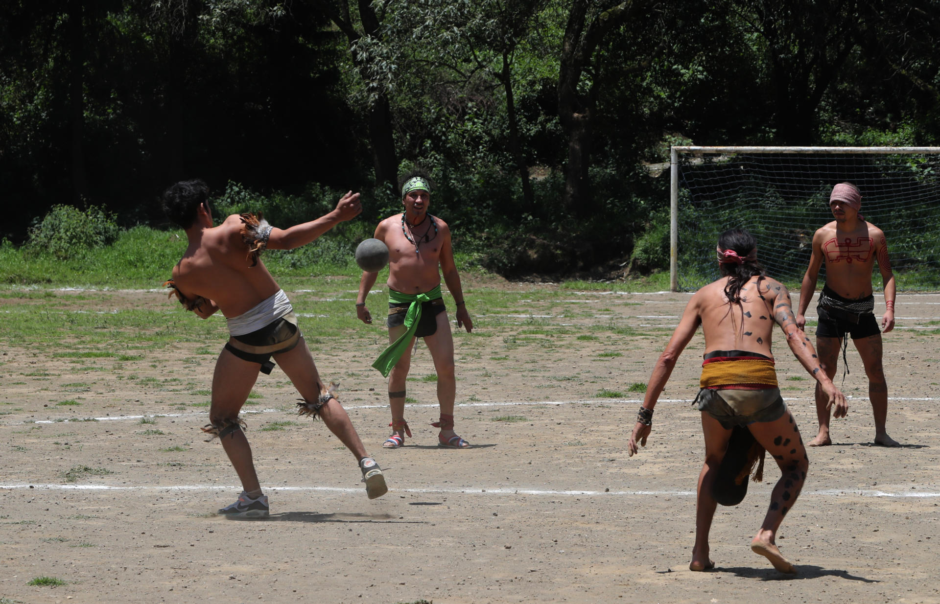 Personas practican el juego de pelota en una cancha ubicada dentro del cráter de un volcán inactivo este domingo, en Ciudad de México (México). EFE/ Mario Guzmán