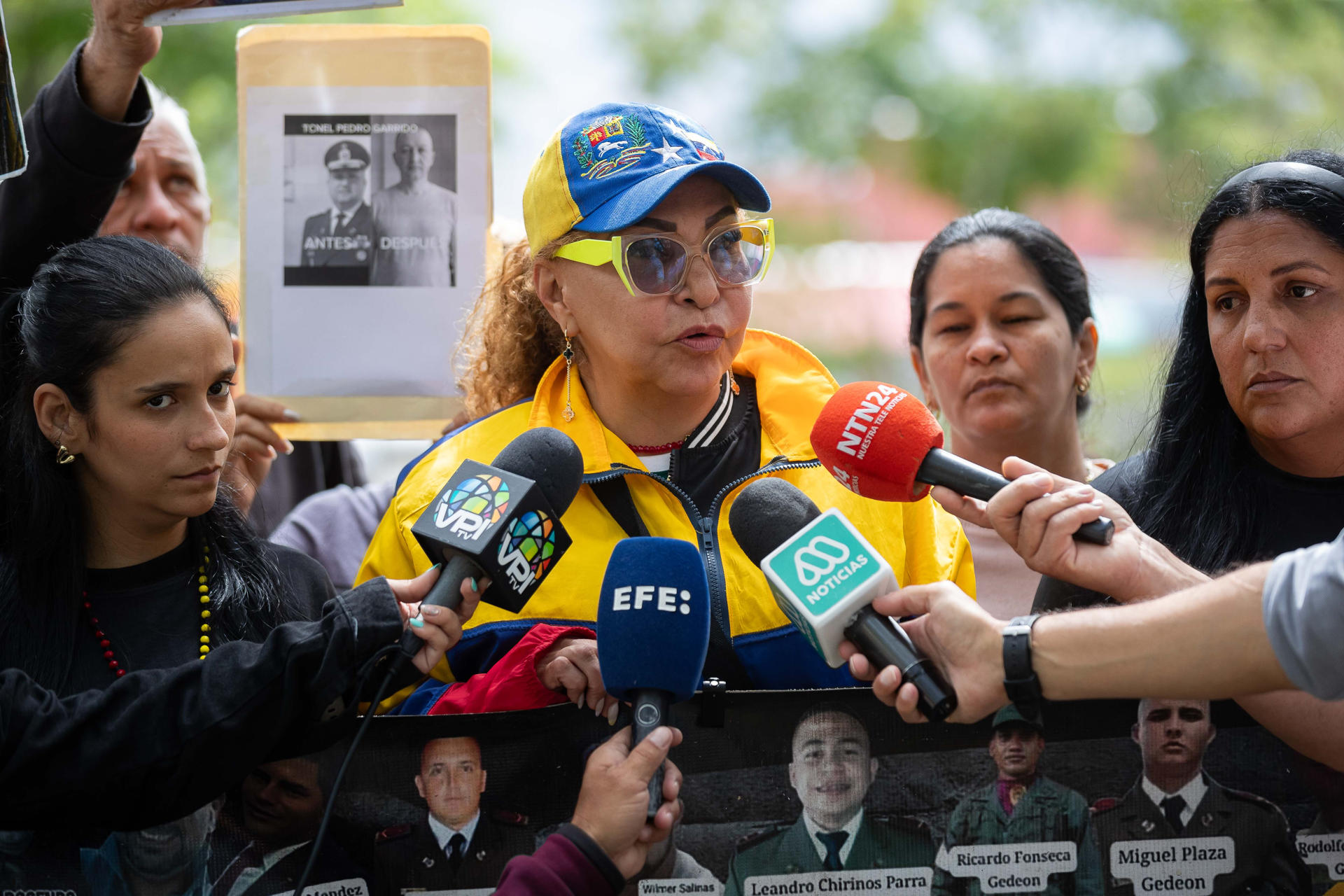 Francis Quiñones (c), madre del sargento segundo Jonathan Franco Quiñones, habla con periodistas este lunes, en las inmediaciones de la Embajada de Estados Unidos en Caracas (Venezuela). EFE/ Ronald Peña
