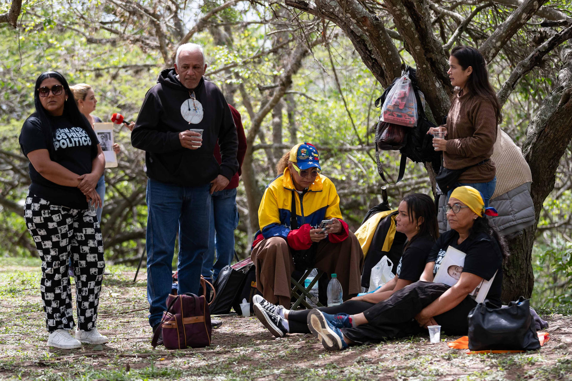 Familiares de presos políticos aguardan este lunes, en las inmediaciones de la Embajada de Estados Unidos en Caracas (Venezuela). EFE/ Ronald Peña
