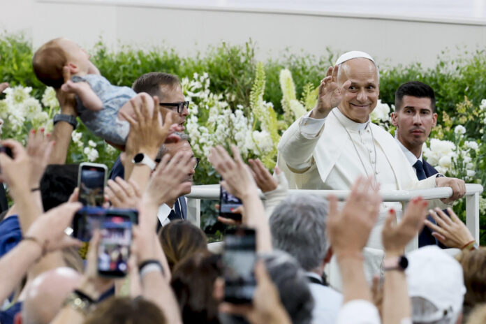 - El papa León XIV durante un encuentro con la comunidad diocesana este lunes, en el estadio Santiago Bernabéu de Madrid. EFE/Ballesteros
