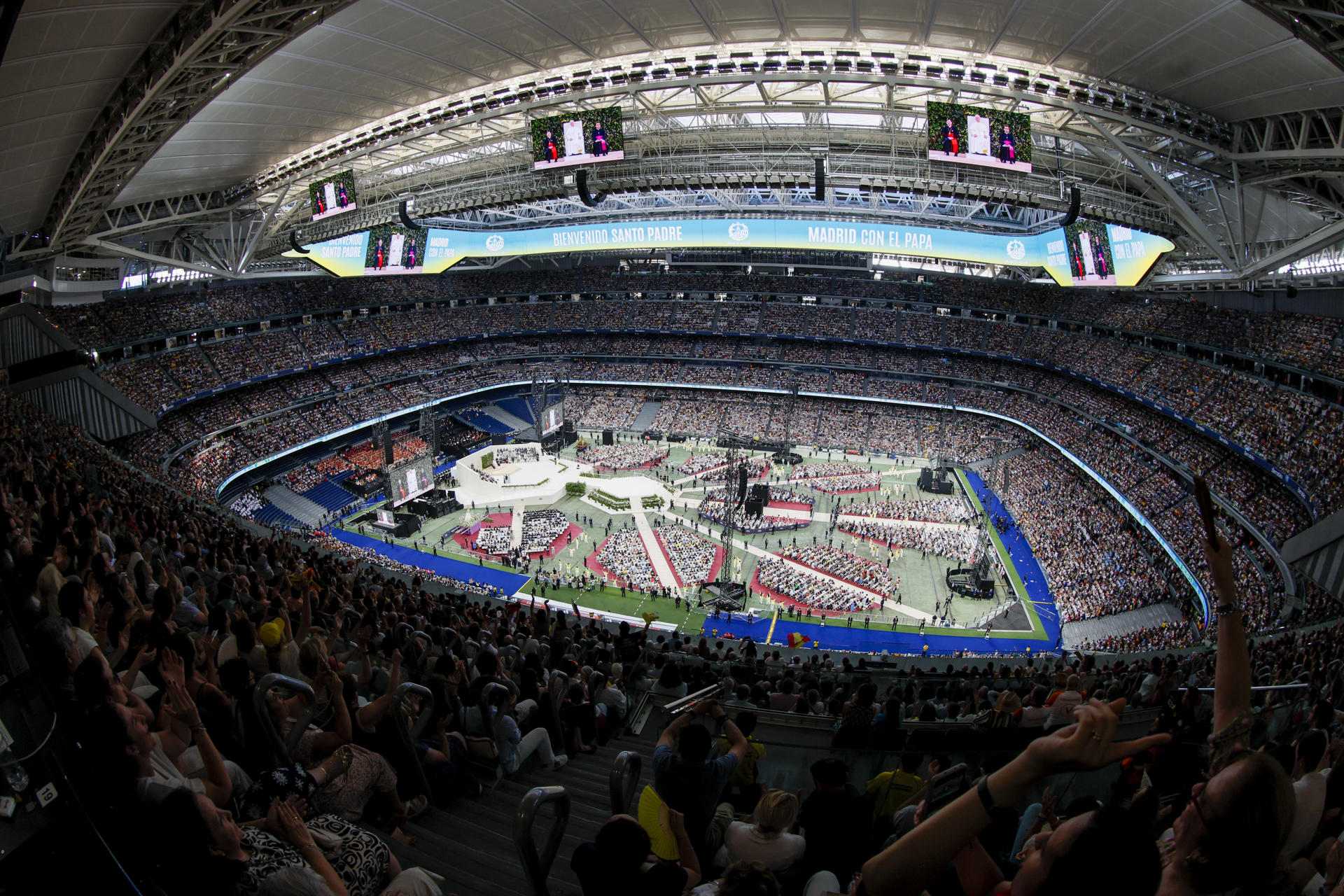 - El papa León XIV preside el encuentro con la comunidad diocesana este lunes en el estadio Santiago Bernabéu, en Madrid. EFE/Ballesteros