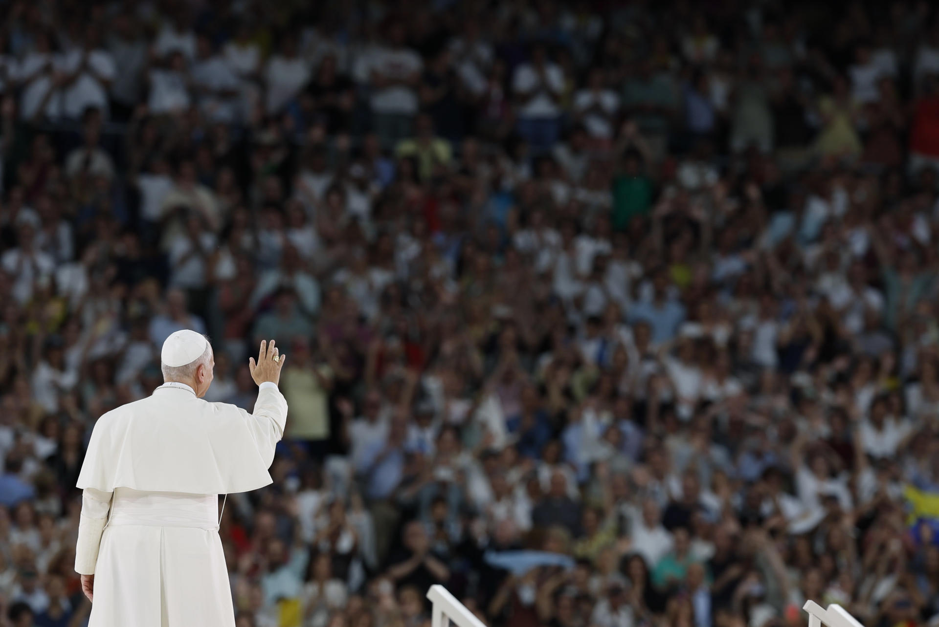 El papa León XIV saluda a los fieles en el encuentro con la comunidad diocesana que protagoniza este lunes en el estadio Santiago Bernabéu, en Madrid. EFE/ Ballesteros