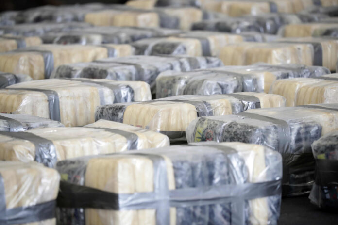 La Secretaría de Marina (Semar), en coordinación con la Armada de México en funciones de Guardia Costera, interceptó este lunes una embarcación menor que transportaba 829 kilogramos de presunta cocaína en el océano Pacífico, a unas 195 millas náuticas al sur del estado de Guerrero. Imagen de archivo. EFE/ Jeffrey Arguedas
