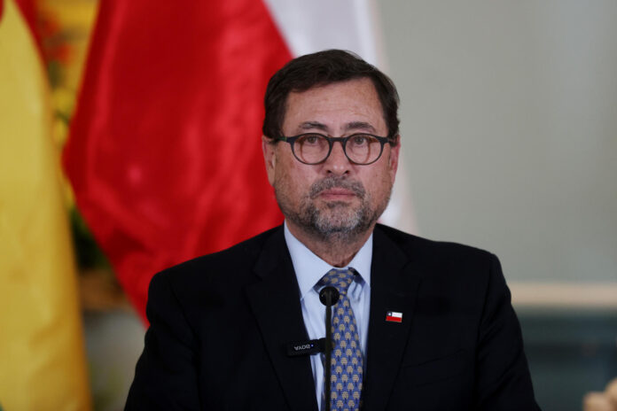 Fotografía de archivo, tomada el pasado 23 de abril, en la que e captó al canciller de Chile, Francisco Pérez Mackenna, durante una reunción con su homologo boliviano, Fernando Aramayo (fuera de cuadro), en La Paz (Bolivia). EFE/Luis Gandarillas
