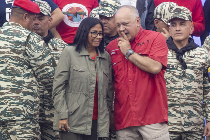 Fotografía de archivo de la presidenta encargada de Venezuela, Delcy Rodriguez (c-i), y el ministro de Interior, Justicia y Paz, Diosdado Cabello (c-d), en Caracas (Venezuela). EFE/ Miguel Gutiérrez
