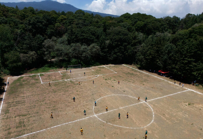 Fotografía aérea de la cancha de fútbol situada dentro del cráter de un volcán inactivo en Ciudad de México y un partido de aficionados jugado el domingo 7 de junio. EFE/Tomás Pérez
