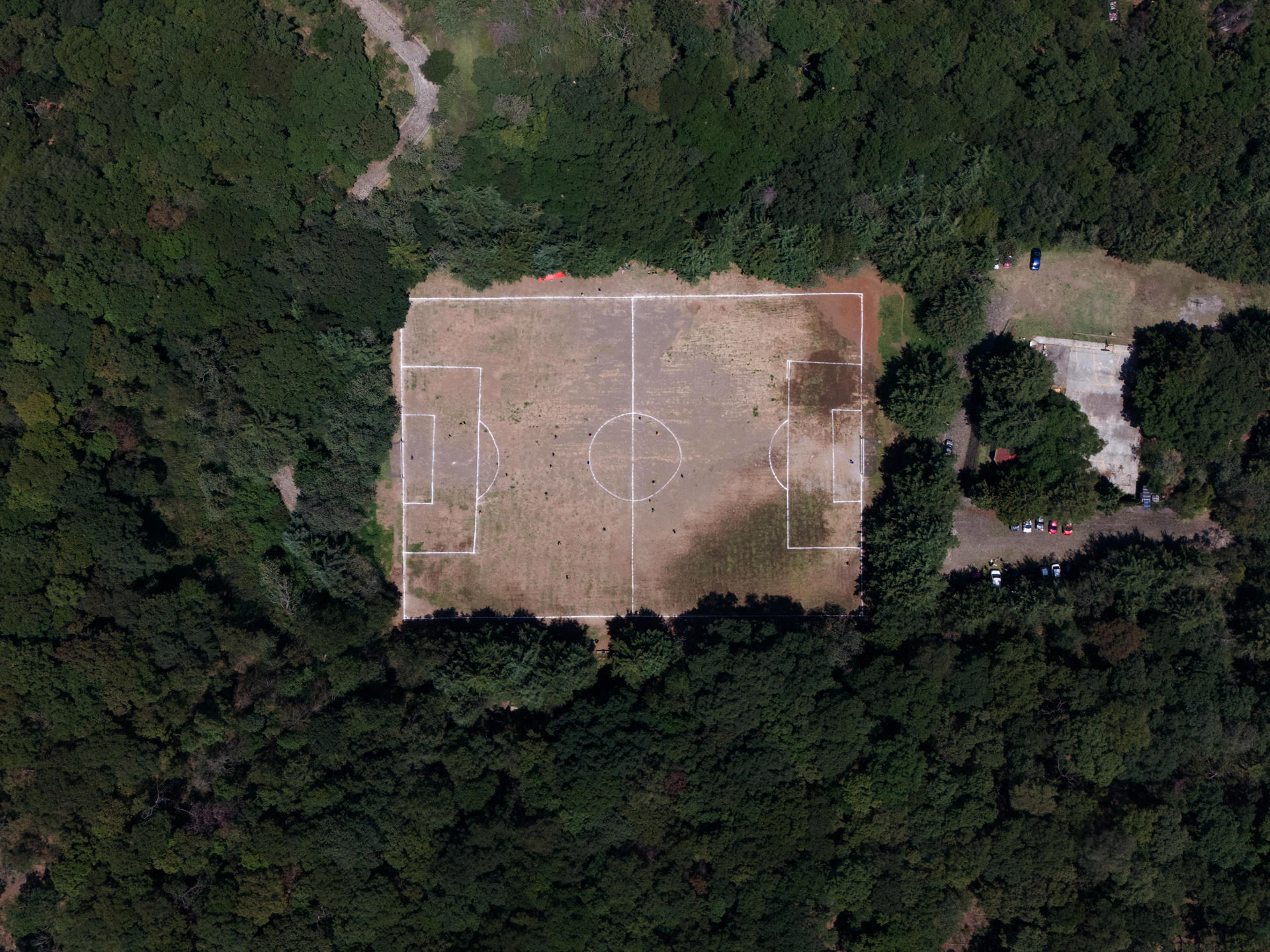Fotografía aérea de la cancha de fútbol situada dentro del cráter de un volcán inactivo en Ciudad de México y un partido de aficionados jugado el domingo 7 de junio. EFE/Tomás Pérez
