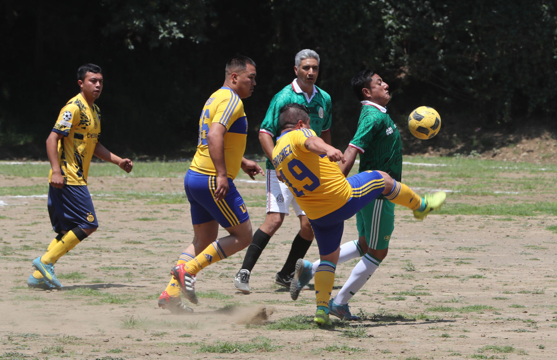 Aficionados juegan el domingo 7 de junio en la cancha situada dentro del cráter de un volcán inactivo en Ciudad de México. EFE/ Mario Guzmán
