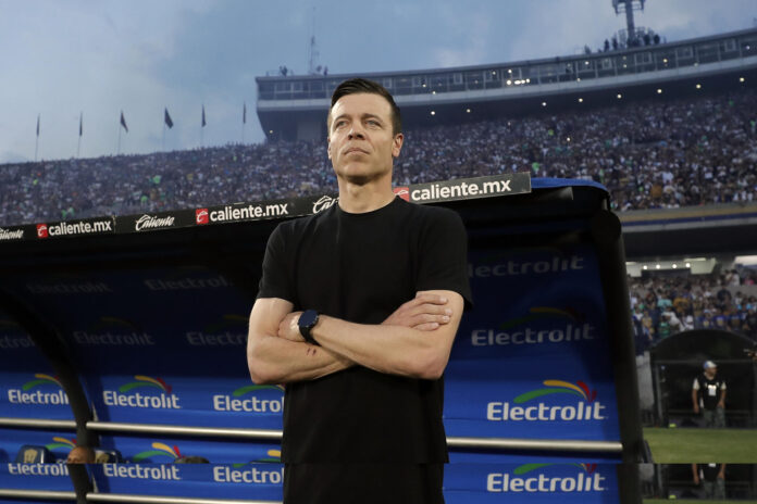 El entrenador del Pachuca, Esteban Solari, reacciona previo a un partido en el estadio Olímpico Universitario en Ciudad de México (México). EFE/Isaac Esquivel
