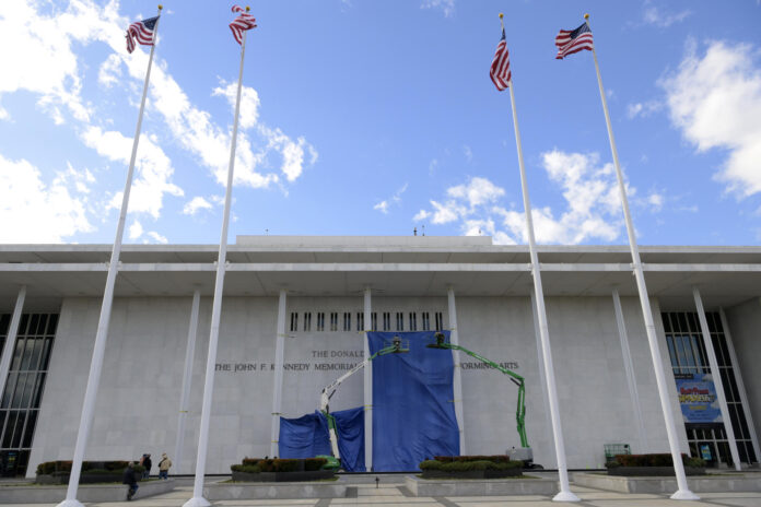 Fotografía de archivo, tomada el pasado 19 de diciembre, en la que se captó el frontispicio del Centro Kennedy de las Artes Escénicas, en el que se lee el nombre de 'The Donald J. Trump', en Washington DC (EE.UU.). EFE/Lenin Nolly
