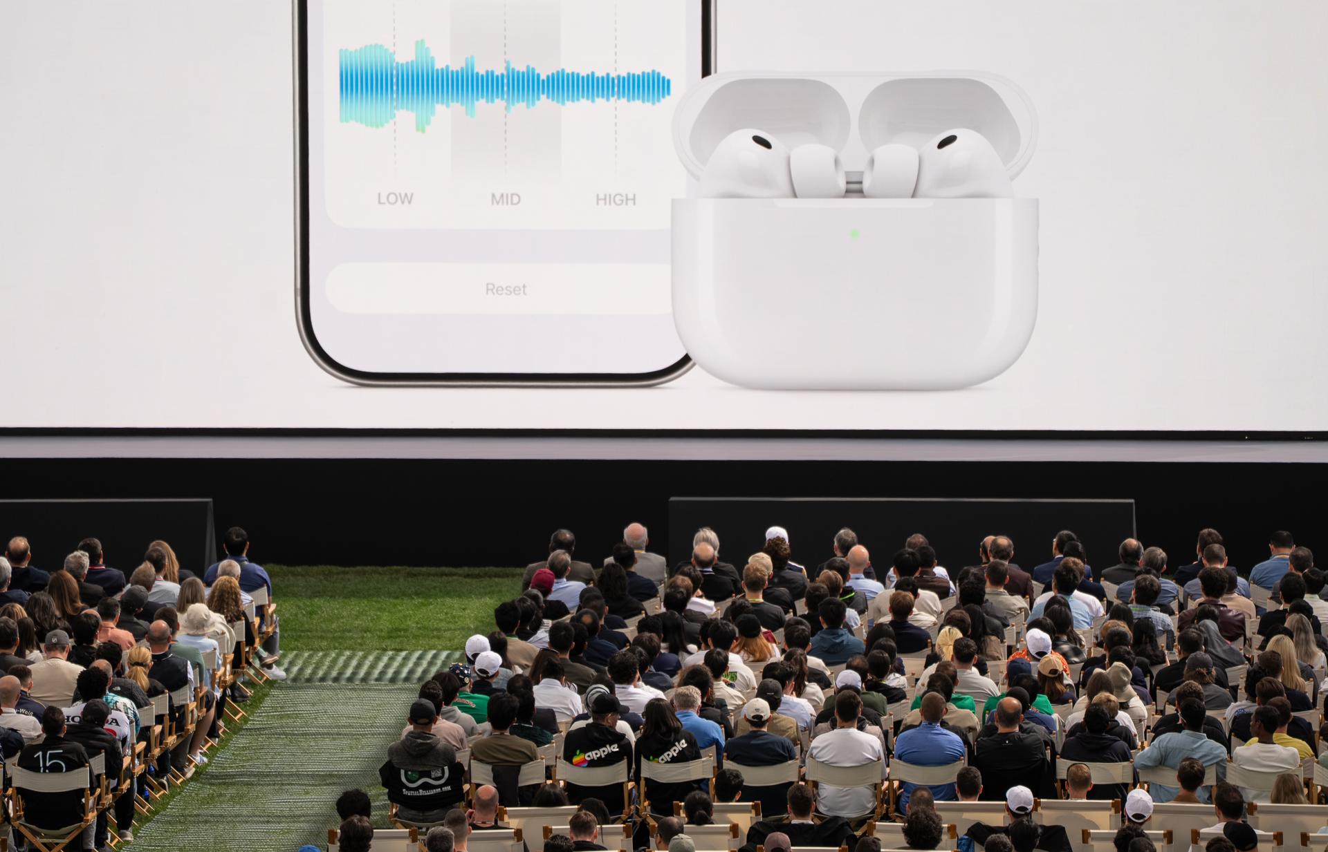 Productos de Apple se muestran en pantalla durante la Apple WWDC26 en Apple Park, Cupertino, California, EE.UU., el 8 de junio de 2026. EFE/LIPO CHING
