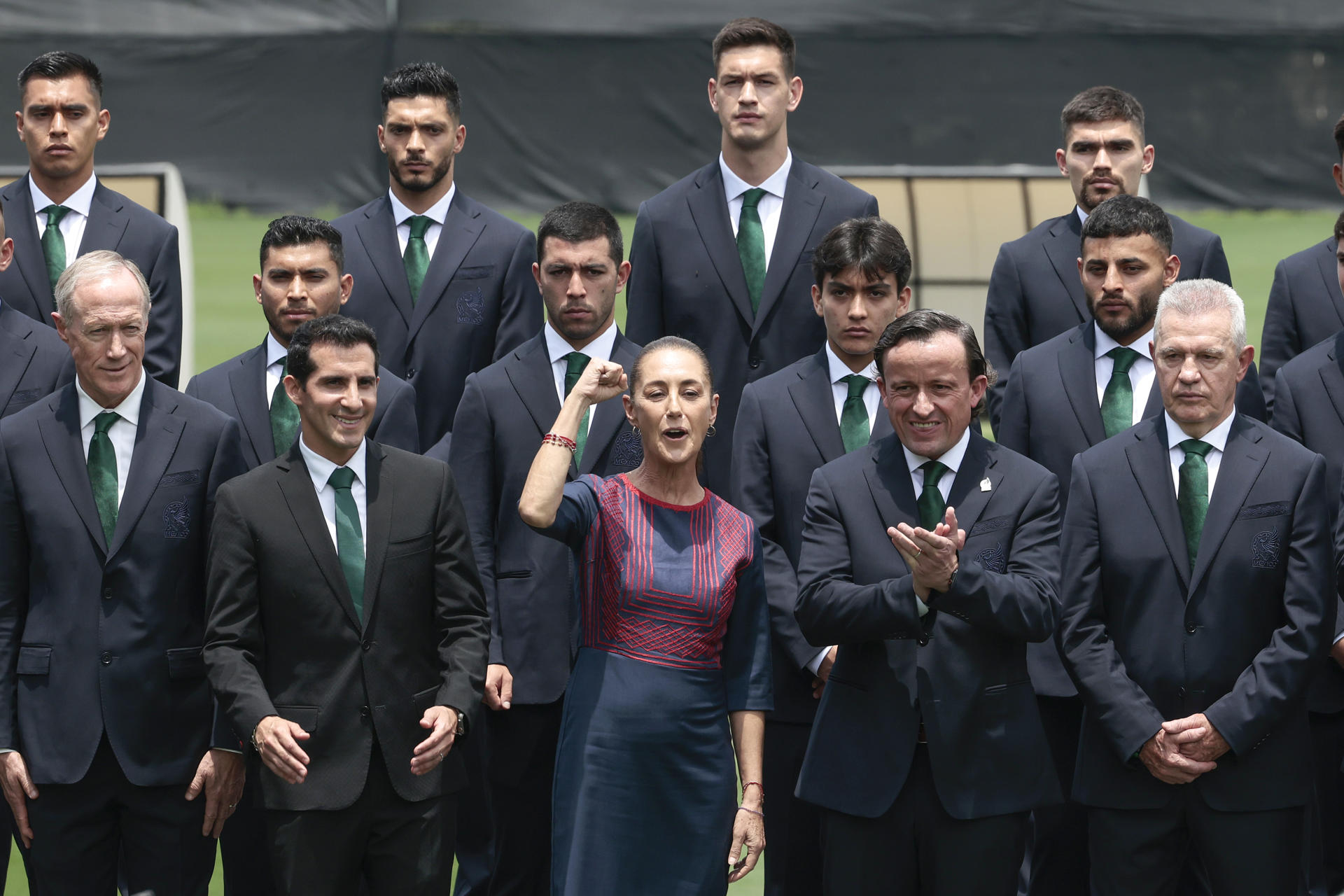 Desde la izquierda abajo, el presidente de la Federación Mexicana de Fútbol, Ivar Sisniega; el director de la Comisión Nacional de Cultura Física y Deporte, Rommel Pacheco; la presidenta de México, Claudia Sheinbaum; el presidente de la Liga MX, Mikel Arriola, y el técnico de la selección mexicana, Javier Aguirre, reaccionan durante la ceremonia de abanderamiento de la selección mexicana de fútbol este lunes, en Ciudad de México (México). EFE/ José Méndez
