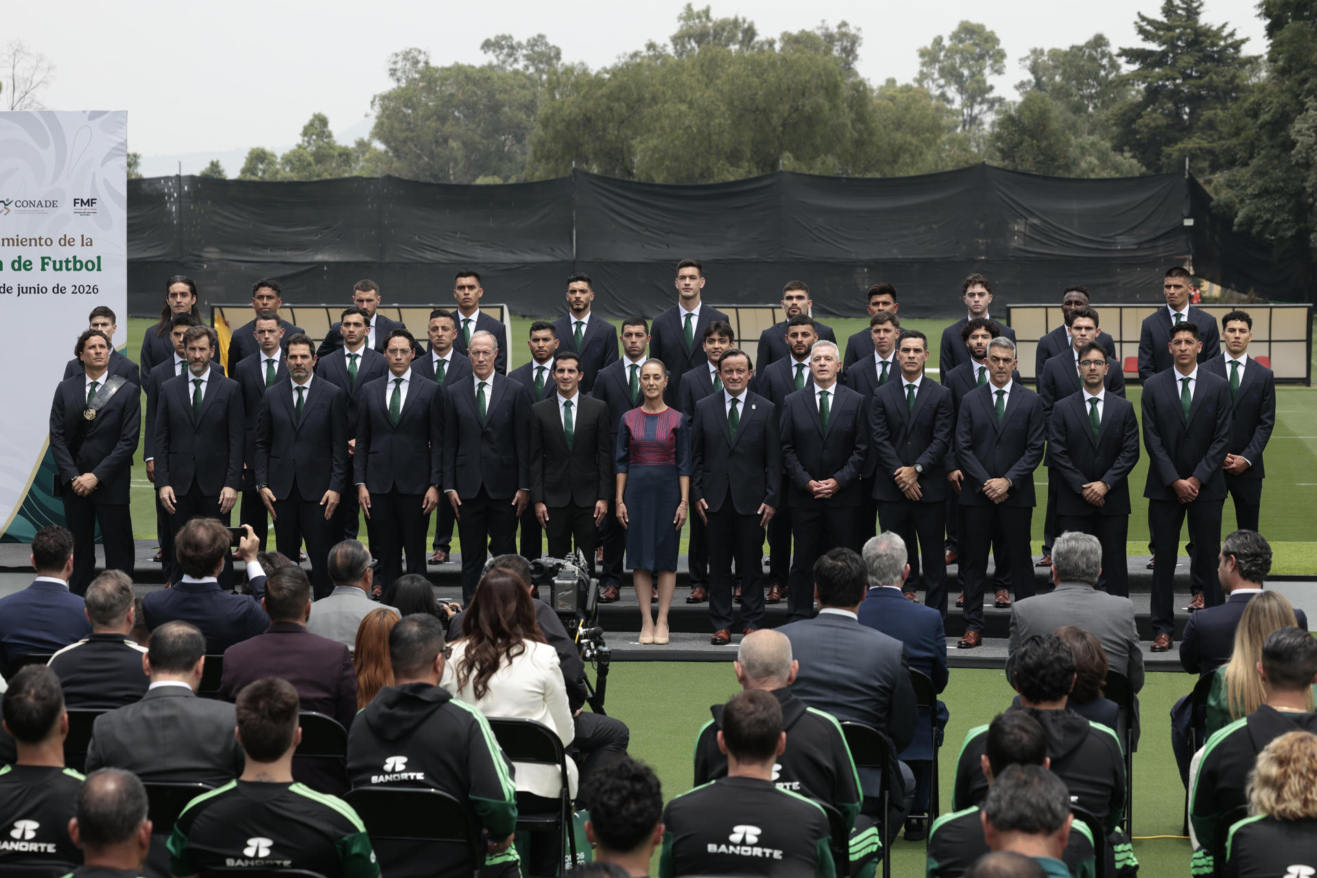 La presidenta de México, Claudia Sheinbaum (c), asiste a la ceremonia de abanderamiento de la selección mexicana de fútbol este lunes, en Ciudad de México (México). EFE/ José Méndez
