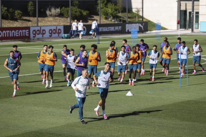 El jugador de Portugal Cristiano Ronaldo se prepara junto a sus compañeros en Oeiras, Portugal. EFE/EPA/MIGUEL A. LOPES
