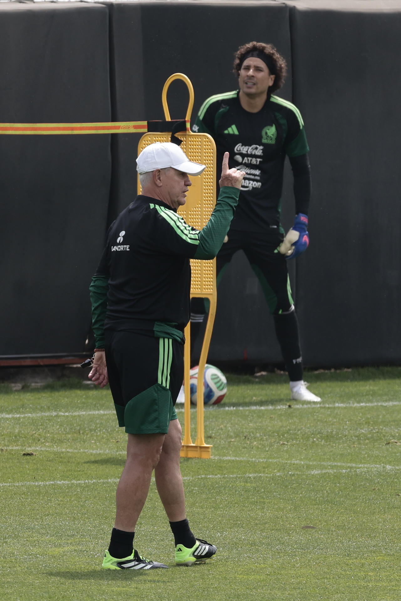 El seleccionador de México, Javier Aguirre, dirige un entrenamiento este lunes, en el Centro de Alto Rendimiento de la Federación Mexicana de Fútbol en Ciudad de México (México). EFE/José Méndez
