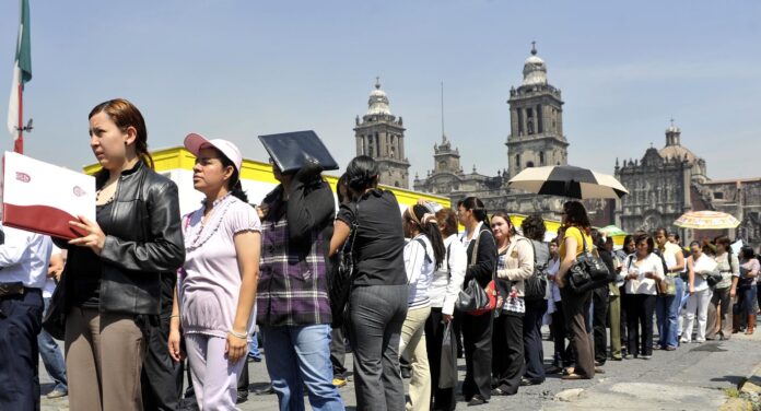 Fotografía de archivo que muestra a personas formadas mientras esperan en fila en busca de empleo, en el Zócalo de Ciudad de México (México). EFE/ Mario Guzmán ARCHIVO[ARCHIVO]

