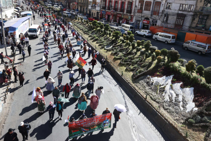 Cientos de personas fueron captadas este 8 de junio, durante una marcha para exigir el desbloqueo de vías y la pacificación de Bolivia, en La Paz. EFE/Luis Gandarillas
