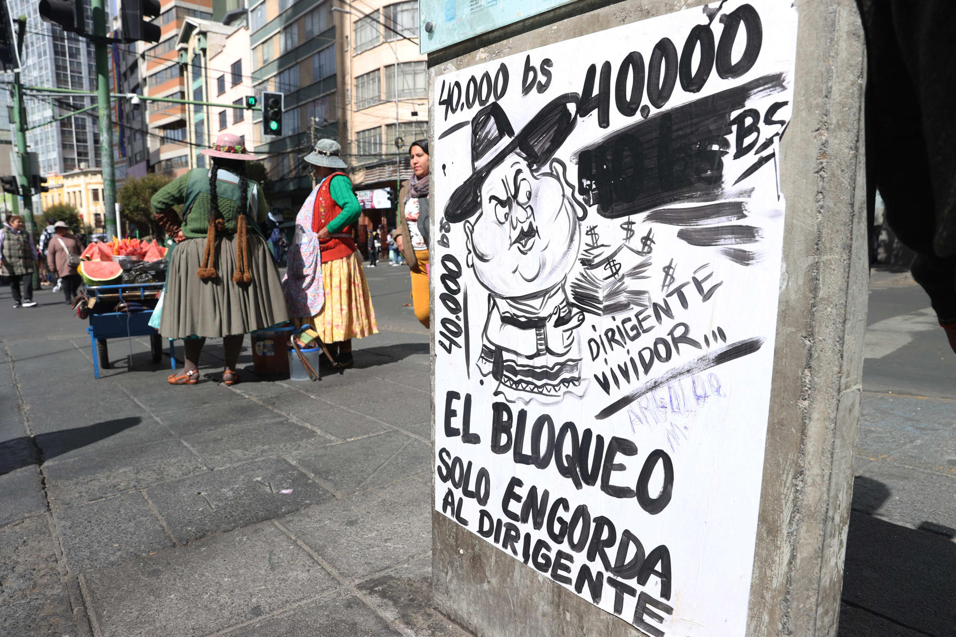 Un grupo de personas fue captado este 8 de junio, durante una marcha para exigir el desbloqueo de vías y la pacificación de Bolivia, en La Paz. EFE/Luis Gandarillas
