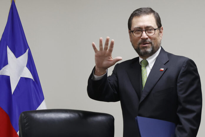 El ministro de Relaciones Exteriores de Chile, Francisco Pérez Mackenna, fue captado este 8 de junio, durante una reunión con representantes del sector exportador chileno, en Santiago de Chile. EFE/Elvis González

