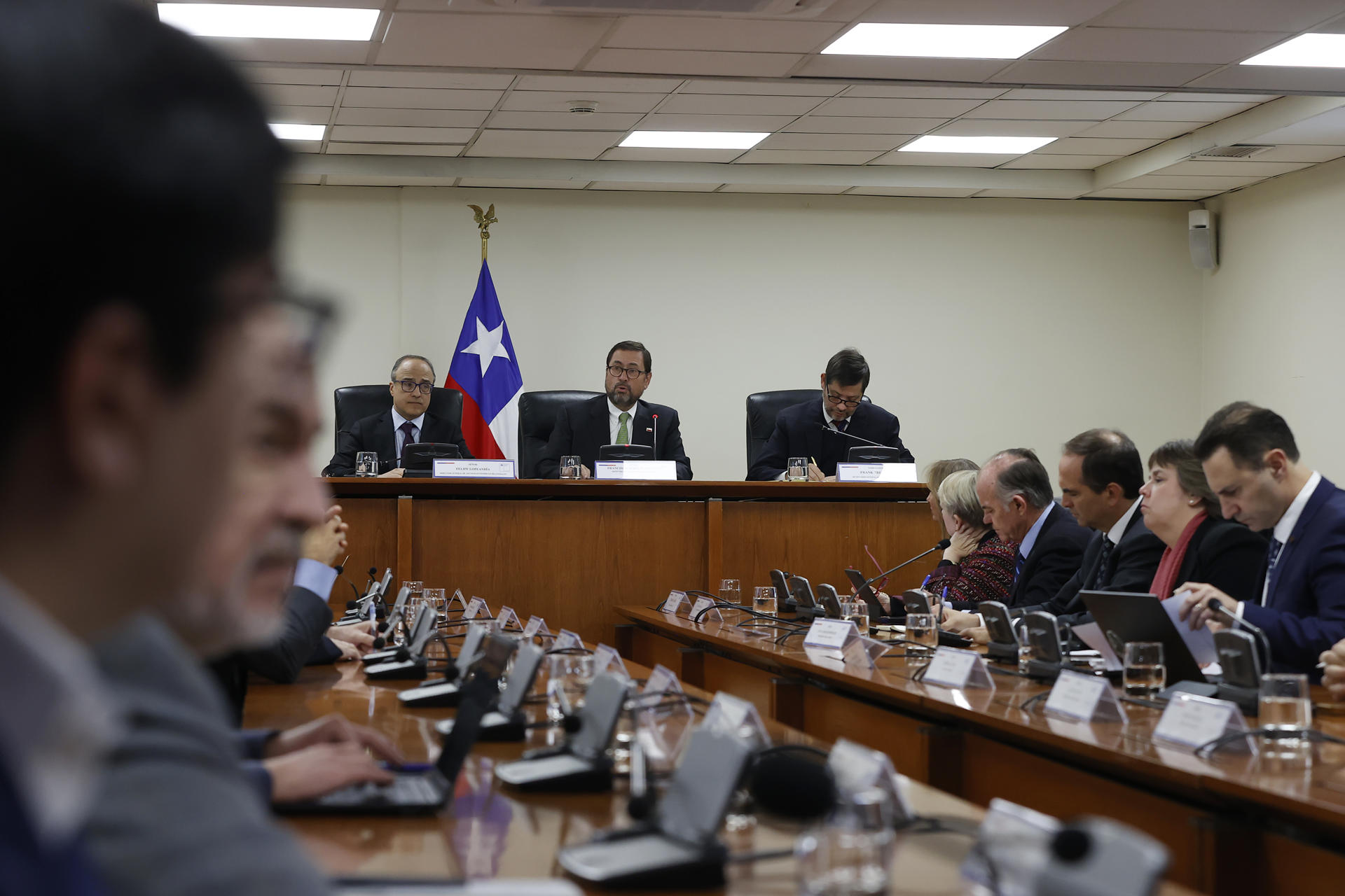 Vista general de una reunión encabezada este 8 de junio por el ministro de Relaciones Exteriores de Chile, Francisco Pérez Mackenna (c-d), con representantes del sector exportador chileno, en Santiago de Chile. EFE/Elvis González
