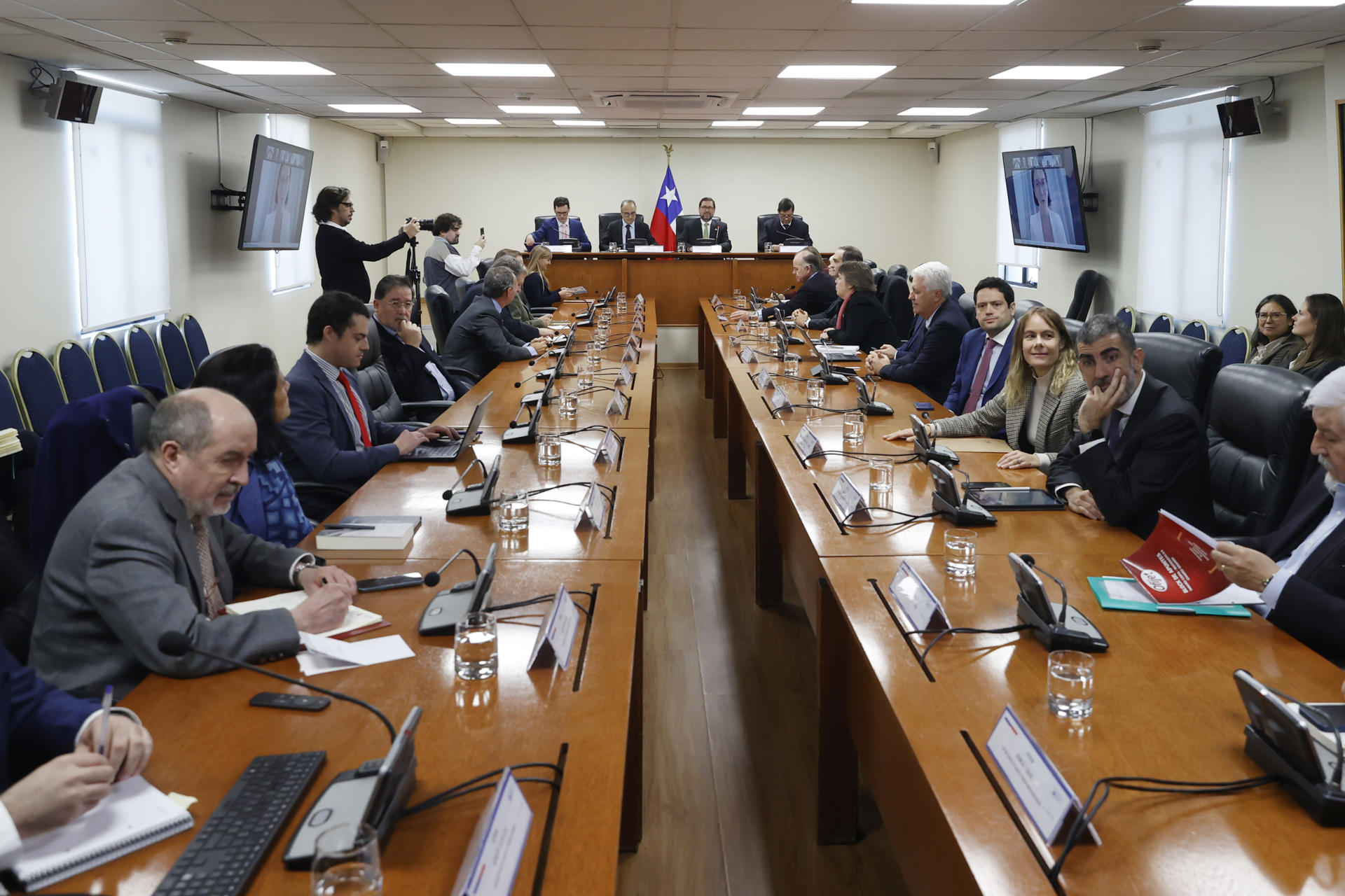 Vista general de una reunión encabezada este 8 de junio por el ministro de Relaciones Exteriores de Chile, Francisco Pérez Mackenna (c-d), con representantes del sector exportador chileno, en Santiago de Chile. EFE/Elvis González