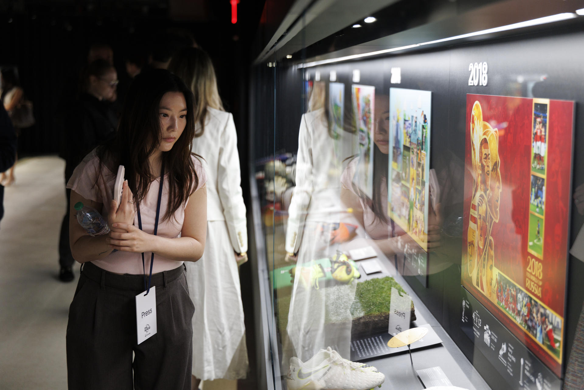 Personas asisten a la inauguración de la exposición 'Legacies of Champions' en el Rockefeller Center de Nueva York este lunes, en Nueva York (Estados Unidos). EFE/ Alfonso Lozano