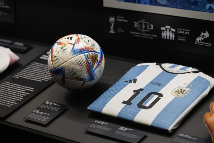 Fotografía que muestra la exposición 'Legacies of Champions', de la FIFA, en el Rockefeller Center de Nueva York este lunes. Estará abierta al público hasta el 19 de julio, cuando culmine en Mundial 2026. EFE/ Alfonso Lozano
