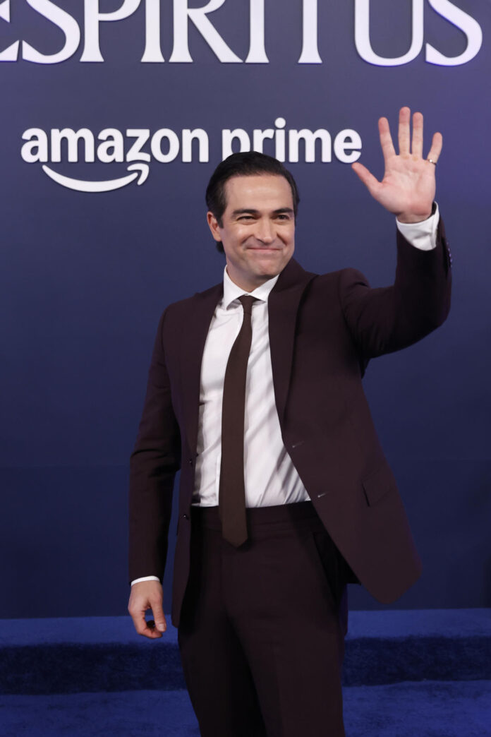 El actor Alfonso Herrera saluda durante el estreno internacional de la serie 'La Casa de los Espíritus', en el teatro Municipal de Santiago (Chile). Imagen de archivo. EFE/ Elvis González
