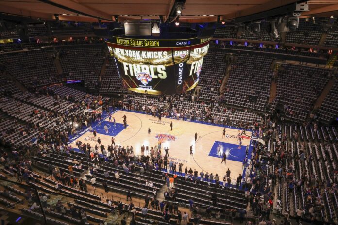 Jugadores de San Antonio Spurs y New York Knicks calientan antes del tercer juego de las Finales de la NBA en el Madison Square Garden. EFE/EPA/SARAH YENESEL SHUTTERSTOCK OUT
