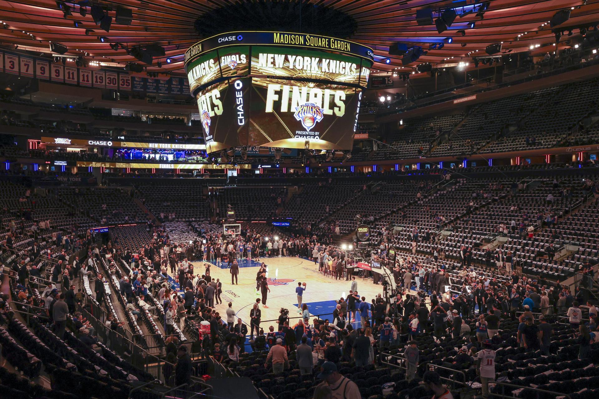 Jugadores de San Antonio Spurs y New York Knicks calientan antes del tercer juego de las Finales de la NBA en el Madison Square Garden. EFE/EPA/SARAH YENESEL SHUTTERSTOCK OUT