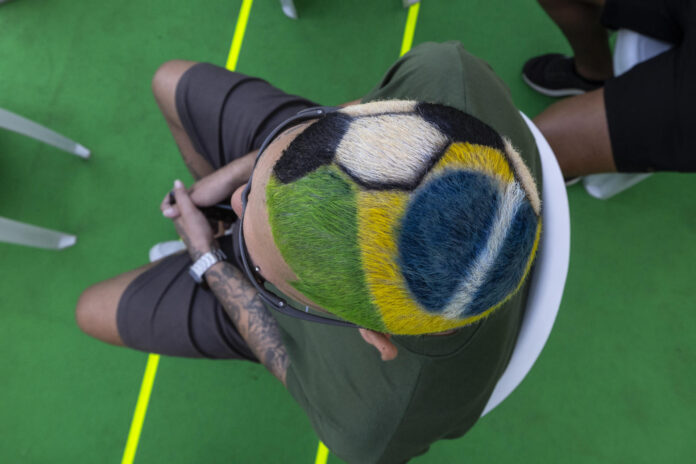 Fotografía que muestra un corte de cabello en el concurso 'Batalla Mundial de Barberos' este lunes, en Río de Janeiro (Brasil). EFE/ Antonio Lacerda
