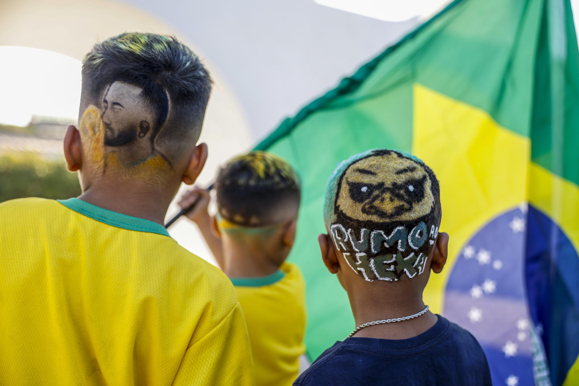 Fotografía que muestra cortes de cabello en el concurso 'Batalla Mundial de Barberos' este lunes, en Río de Janeiro (Brasil). EFE/ Antonio Lacerda