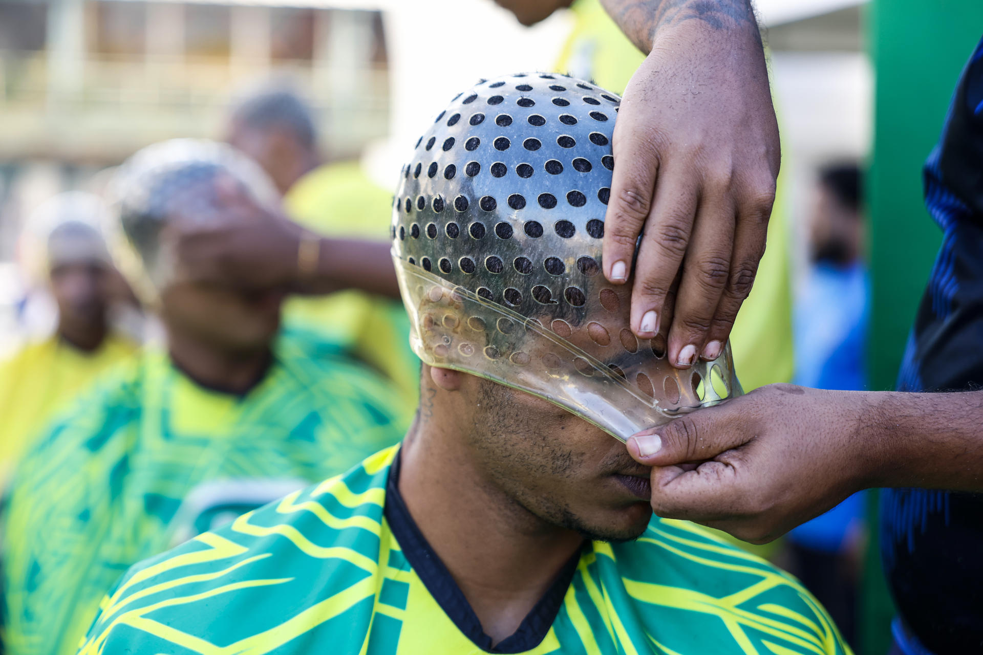 Una persona participa en el concurso 'Batalla Mundial de Barberos' este lunes, en Río de Janeiro (Brasil). EFE/ Antonio Lacerda