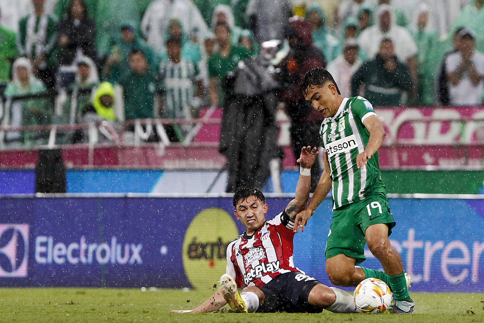 Juan Manuel Rengifo (d), de Nacional, disputa el balón con Fabián Ángel, de Junior, durante el partido de vuelta de la final de la Liga de Colombia en el estadio Atanasio Girardot en Medellín (Colombia). EFE/ STR