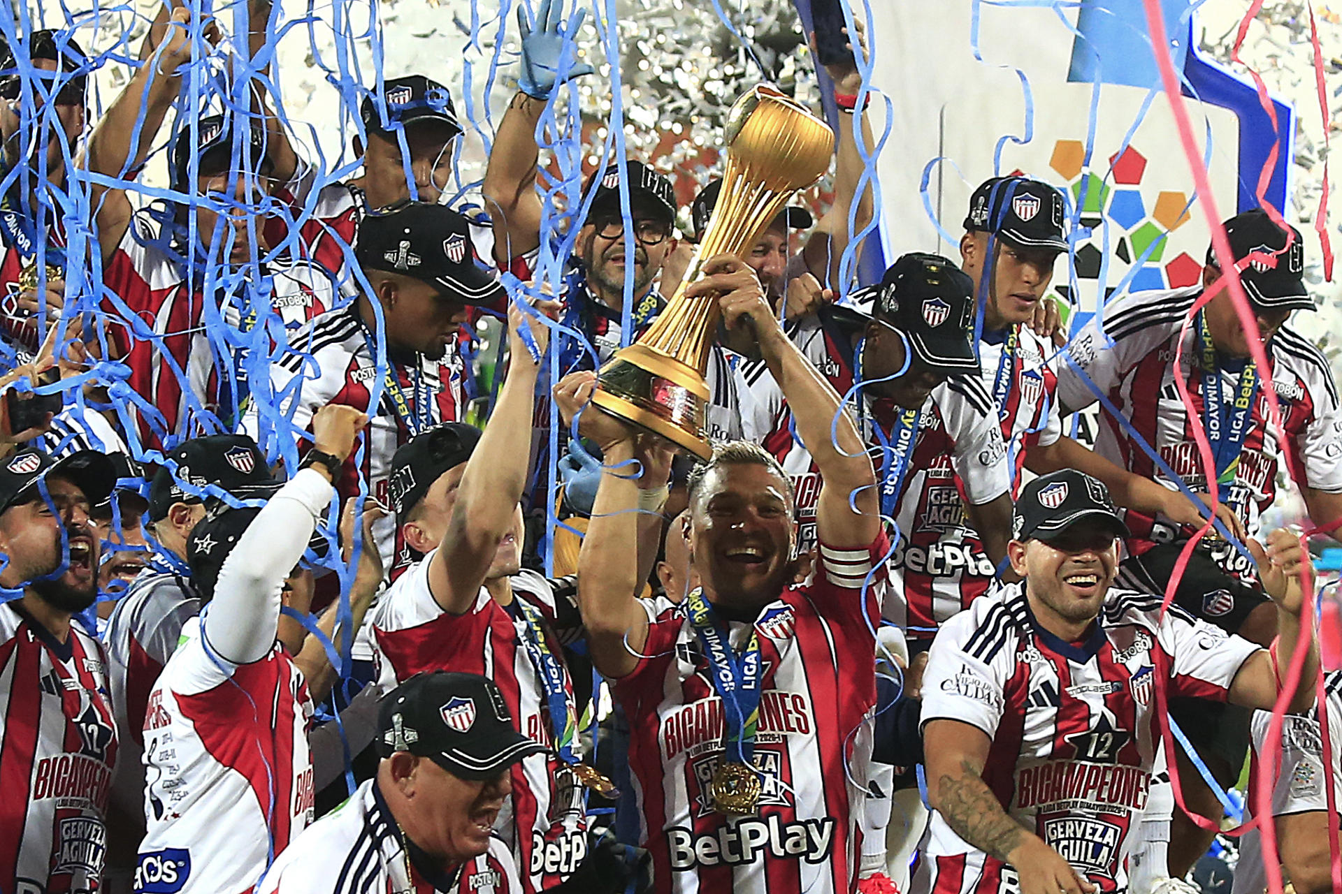 Teófilo Gutiérrez (c), de Junior, levanta el trofeo de campeón de la Liga de Colombia tras ganar la final frente Atlético Nacional en el estadio Atanasio Girardot en Medellín (Colombia). EFE/ STR
