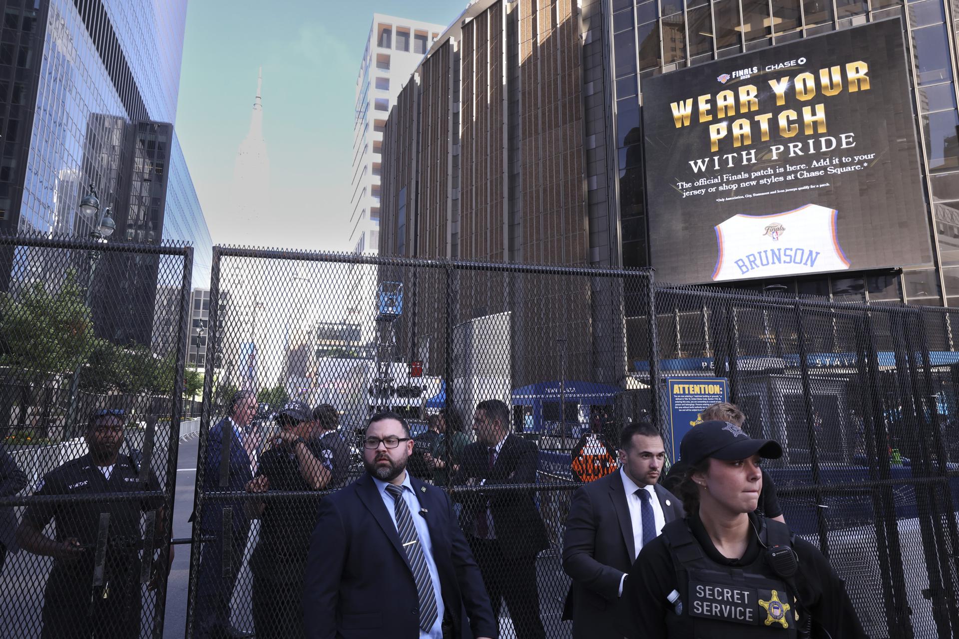 Agentes de Policía y agentes del Servicio Secreto fuera del Madison Square Garden antes del partido 3 de las Finales de la NBA entre los San Antonio Spurs y los New York Knicks previo a la llegada del presidente de EE.UU., Donald Trump. EFE/EPA/SARAH YENESEL
