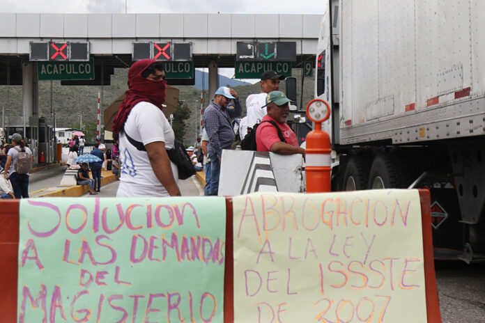 Integrantes de la Coordinadora Nacional de Trabajadores de la Educación (CNTE) se toman un peaje como parte de sus movilizaciones para exigir mejoras laborales, en Chilpancingo (México). Imagen de archivo. EFE/ José Luis De La Cruz
