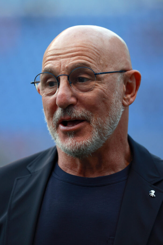 El seleccionador de España, Luis de la Fuente, reacciona previo a un partido amistoso del Mundial de Fútbol 2026 entre España y Perú en el estadio Cuauhtémoc en Puebla (México). EFE/ Alex Cruz
