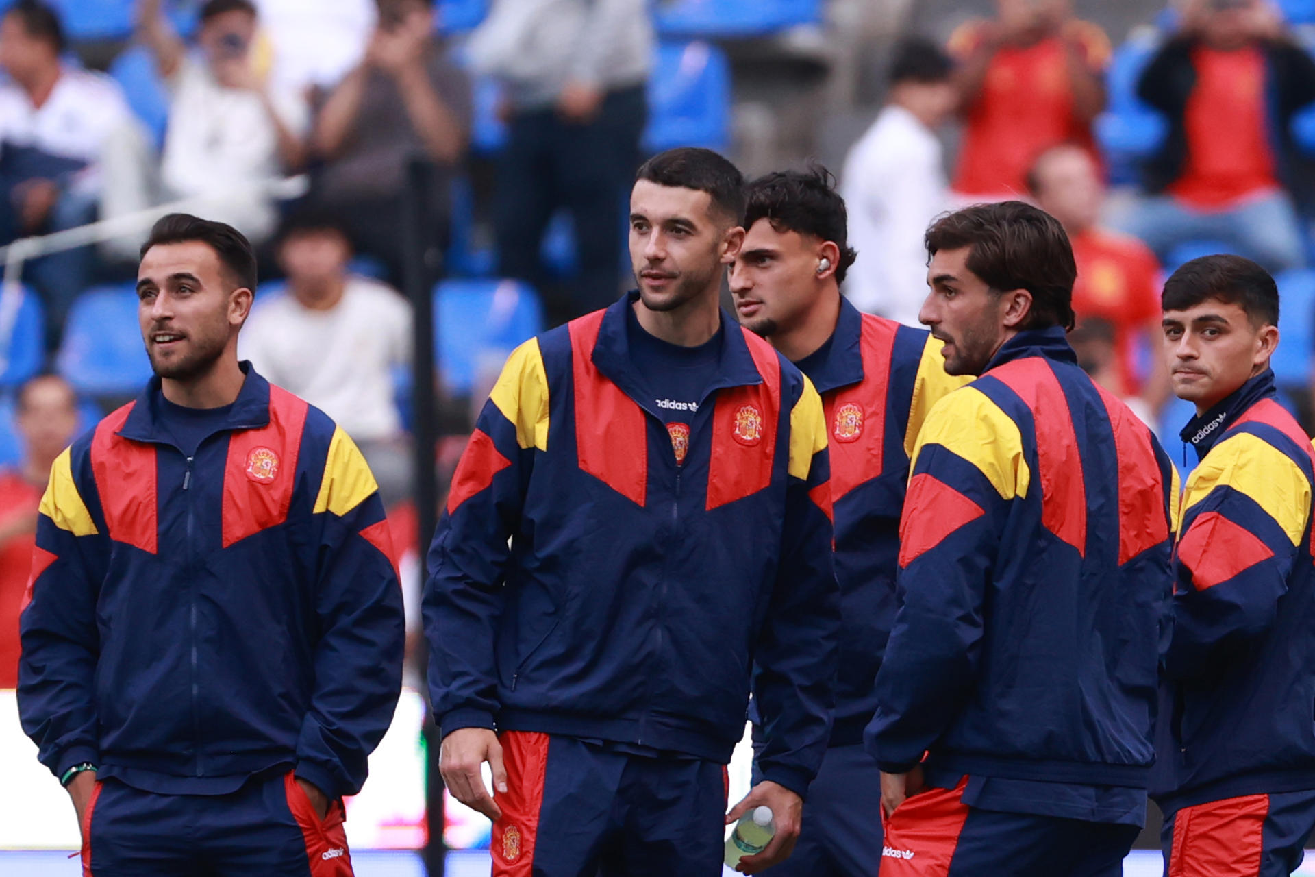 Jugadores de la selección de España se reúnen este lunes, antes de iniciar un partido amistoso previo al Mundial de Fútbol 2026 entre España y Perú en el estadio Cuauhtémoc en Puebla (México). EFE/ Alex Cruz