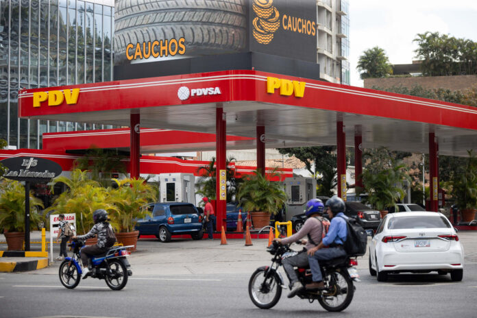 Fotografía de archivo que muestra vehículos abasteciéndose de gasolina en una estación de servicio de la estatal petrolera Pdvsa en Caracas (Venezuela). EFE/ Ronald Peña R
