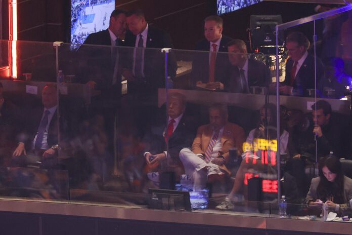 El presidente de Estados Unidos, Donald Trump (i), observa el tercer partido de las Finales de la NBA entre los San Antonio Spurs y los New York Knicks en el Madison Square Garden de Nueva York, Nueva York (EE.UU.). EFE/SARAH YENESEL PROHIBIDO SU USO EN SHUTTERSTOCK
