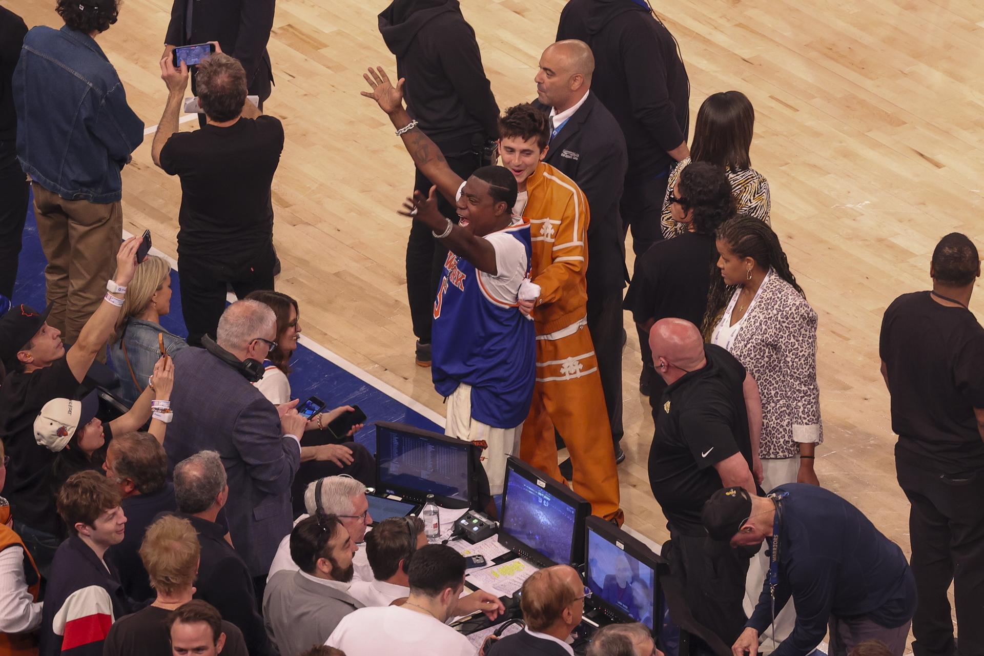 Timothée Chalamet (CD) y Tracy Morgan (i) reaccionan durante el tercer partido de las Finales de la NBA entre los San Antonio Spurs y los New York Knicks en el Madison Square Garden de Nueva York, Nueva York (EE.UU.). EFE/SARAH YENESEL PROHIBIDO SU USO EN SHUTTERSTOCK