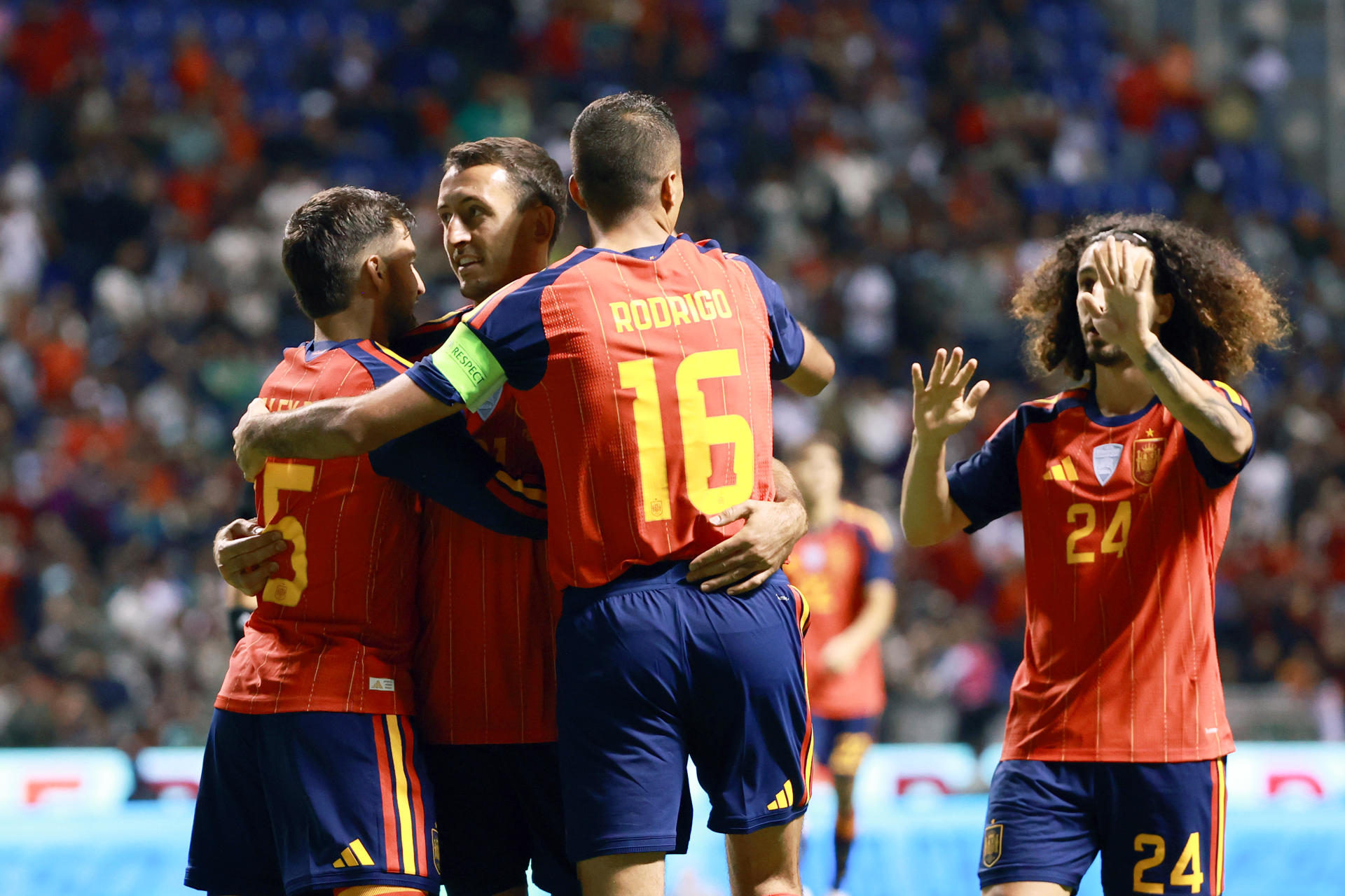 Jugadores de España celebran un gol este lunes, en un partido amistoso del Mundial de Fútbol 2026 entre España y Perú en el estadio Cuauhtémoc en Puebla (México). EFE/ Alex Cruz