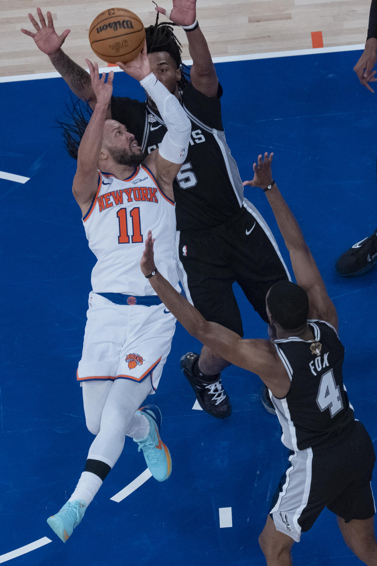 Jalen Brunson, de los Knicks de Nueva York, lanza el balón en un juego de las finales de la NBA entre los Knicks de Nueva York y los Spurs de San Antonio, en el Madison Square Garden, en Nueva York (EE.UU). EFE/ Ángel Colmenares
