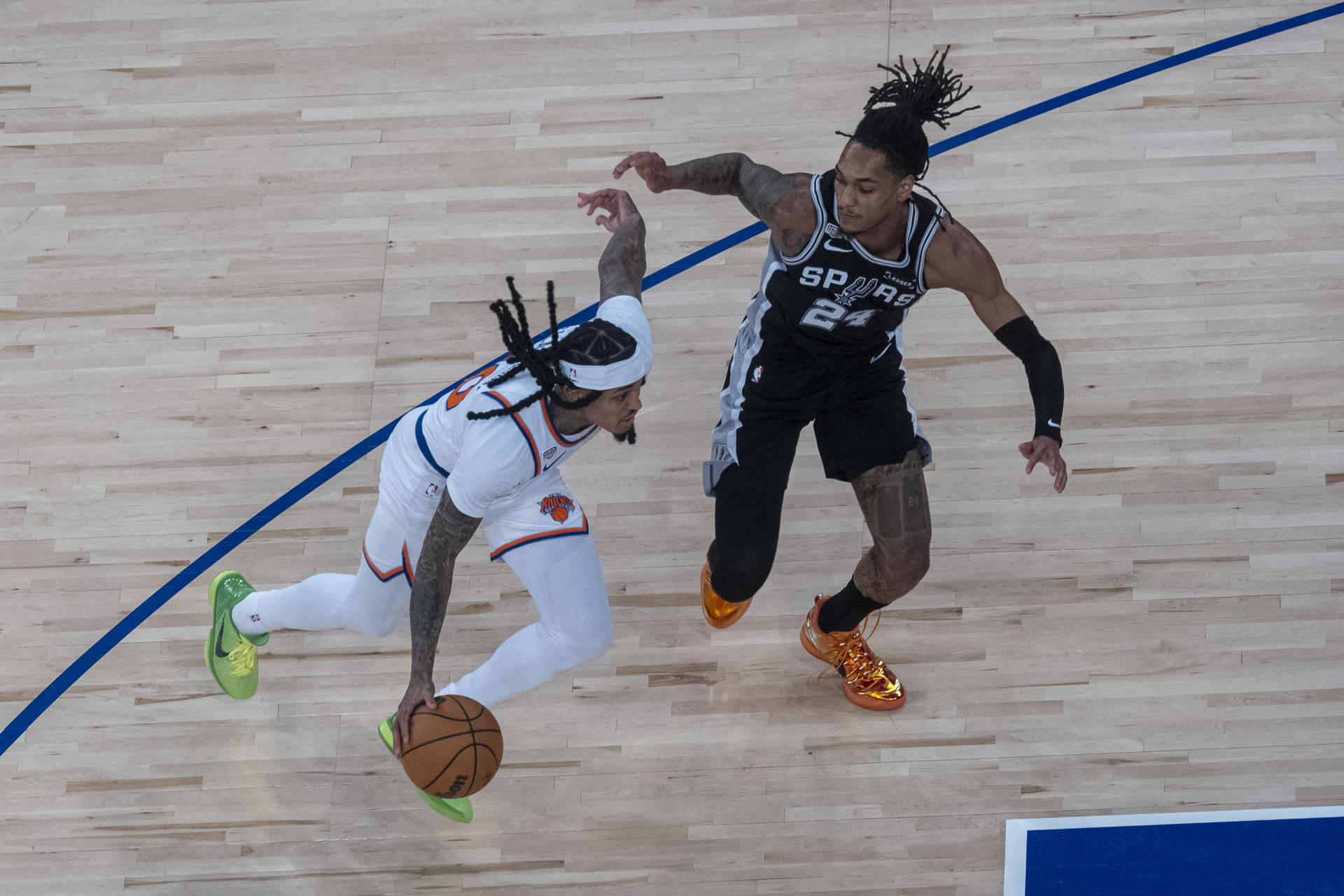 Jordan Clarkson (i), de los Knicks de Nueva York, disputa el balón con Devin Vassell, de los Spurs de San Antonio, en un juego de las finales de la NBA entre los Knicks de Nueva York y los Spurs de San Antonio, en el Madison Square Garden, en Nueva York (EE.UU). EFE/ Ángel Colmenares
