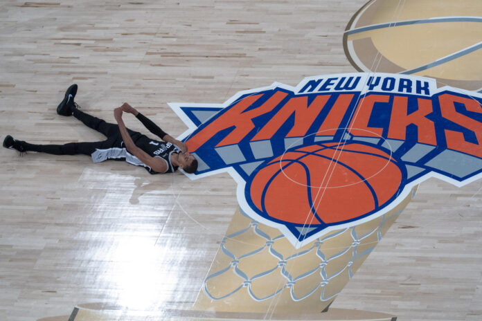 Victor Wembanyama, de los Spurs de San Antonio, reacciona durante el tercer juego de las finales de la NBA entre los Knicks de Nueva York y los Spurs de San Antonio, en el Madison Square Garden, en Nueva York (EE.UU). EFE/ Ángel Colmenares
